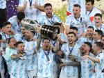 Messi levanta el trofeo de la Copa Am&eacute;rica con Argentina.