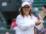 Ane Mintegi levanta el trofeo j&uacute;nior de Wimbledon.