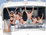 Los amigos de la pareja han posado en una foto a bordo de un barco durante las vacaciones en Ibiza.