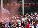 Hinchas ingleses en la entrada de Wembley para la final de la Eurocopa.