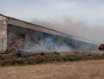 Sucesos.- Un incendio afecta a tres naves de una cooperativa agraria de Tauste