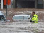 Un hombre camina entre el agua que inunda la ciudad belga de Verviers