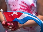 Manifestante en Miami en apoyo de los protestas en Cuba.