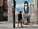 Un hombre camina frente a un mural de Ernesto 'Che' Guevara en La Habana (Cuba).