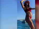 Laura Matamoros luce de tripita de embarazada en el mar de Ibiza
