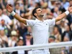 Novak Djokovic, tras proclamarse campe&oacute;n del torneo de Wimbledon al vencer en la final a Matteo Berrettini.