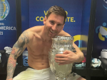 Leo Messi posa con el trofeo de la Copa Am&eacute;rica.