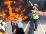 Trabajadores exigen la intervención de la planta de Alcoa en Cervo en una protesta con quema de neumáticos