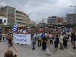 Miles de griegos se manifiestan contra la vacuna obligatoria.