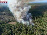 Sucesos.- Los bomberos trabajan en un incendio de vegetación forestal en el macizo del Montgrí (Girona)