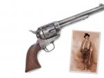 La pistola Colt con la que el 'sheriff' Pat Garrett mat&oacute; a Billy El Ni&ntilde;o, y una foto de este &uacute;ltimo.