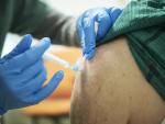 Archivo - Arxive - Una sanit&agrave;ria vacuna contra el Covid-19 a una persona (ARXIU)