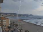Momento en el que cae un rayo en una playa de El Campello (Alicante).