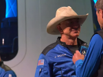 El astronauta Jeff Ashby otorg&oacute; una insignia a Jeff Bezos en la celebraci&oacute;n ante la prensa.
