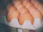 Aunque no es lo mismo que la carne de ternera, en el caso de los huevos también se necesita más de un centenar de litros, concretamente 135 por unidad.