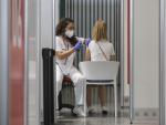Una jove rep la vacuna contra el Covid-19 en el dispositiu engegat en la Ciutat de les Arts i les Ci&egrave;ncies de Val&egrave;ncia, a 28 de juliol de 2021, a Val&egrave;ncia, Comunitat Valenciana, (Espanya).