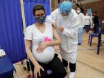 Una mujer embarazada recibe una dosis de la vacuna de Pfizer contra la Covid-19 en Colombia.