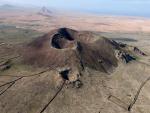Junto a La Oliva y Villaverde nos encontramos el volc&aacute;n de La Arena uno de los volcanes que m&aacute;s destacan en el paisaje de Fuerteventura, tanto por su cr&aacute;ter que se eleva casi 200 metros desde su base, como por el gran &quot;malpa&iacute;s&quot; de lava que gener&oacute; su erupci&oacute;n.Este volc&aacute;n tiene dos cr&aacute;teres unidos y muy bien conservados. El cr&aacute;ter de la zona oeste es el m&aacute;s grande y profundo.