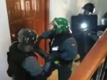 Tres personas han sido detenidas por la Guardia Civil después de secuestrar durante tres días y llegar a torturar a un camarero que trabajaba para ellos en la ciudad de Marbella.