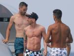 Los tres futbolistas han pasado unos días de vacaciones en las islas junto a sus parejas y a sus hijos.