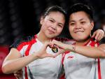 Las indonesias Apriyani Rahayu (R) and Greysia Polii (L) celebran la medalla de oro