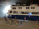 El incendio de un barco en el Port de Tarragona sigue activo pero bajo control