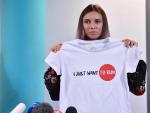 Krystsina Tsimanouskaya en su llegada a Polonia mostrando una camiseta con el mensaje: &quot;yo solo quiero correr&quot;