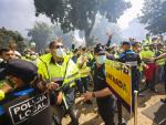 Trabajadores de Ence boicotean el preg&oacute;n de las fiestas de Pontevedra con gritos, bocinas, petardos y botes de humo