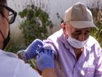 Un hombre recibe la vacuna contra la Covid-19 en California (EE UU).
