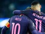 Messi y Neymar se abrazan durante su etapa juntos en el Bar&ccedil;a.