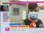 El inquilino moroso de Masalfasar (Valencia) habla con la prensa.
