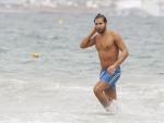 El concursante de 'Gran Hermano' y 'Supervivientes' se ha dado un chapuzón en una playa de Ibiza.