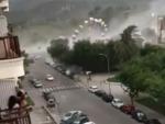 Las fuertes rachas de viento, registradas en la tarde de este domingo en Gand&iacute;a (Valencia) como consecuencia de diversos reventones t&eacute;rmicos, han derribado una noria instalada en una zona de feria de la playa.