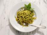 Los espaguetis al pesto son una de las recetas clásica italianas caracterizadas por su frescura y sencillez.