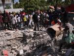 Im&aacute;genes de haitianos rebuscando en los escombros.
