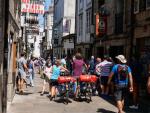 Peregrinos en Bicicleta y caminando por la Rua do Franco en Santiago de Compostela
