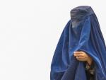 Una mujer con burka, en un campo de refugiados en Kabul, Afganistán.