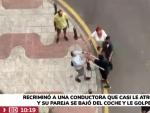 El joven, vestido con camiseta y pantalón negro, en el momento en el que tiró al suelo al anciano por primera vez en un vídeo difundido por Telemadrid.