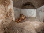 La tumba con el cuerpo momificado en Pompeya.