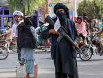 Un miliciano talib&aacute;n vigila un puesto de control en Kandahar (Afganist&aacute;n).