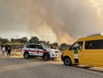 Aumentan a 100 los efectivos en el incendio en Alburquerque que corta la carretera Ex-110