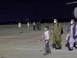 Evacuados del primer avi&oacute;n llegando a la base militar de Torrej&oacute;n de Ardoz (Madrid).