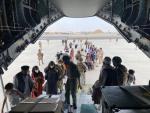 Decenas de personas embarcan en uno de los aviones espa&ntilde;oles en Kabul.