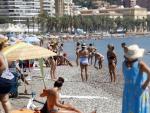 MLG 28-08-2020.-Ba&ntilde;istas disfrutan de la playa de La Malagueta, donde M&aacute;laga y provincia est&aacute; en aviso naranja por altas temperaturas.-&Aacute;LEX ZEA.