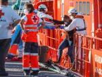 Sucesos.- Rescatadas 12 personas que navegaban en una patera hacia la costa almeriense