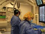 Personal sanitario en la sala de angiograf&iacute;a del hospital Vall d'Hebron de Barcelona.
