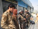 Varios milicianos talib&aacute;n en el aeropuerto de Kabul (Afganist&aacute;n).