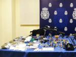 Varias sustancias estupefacientes y distintas armas incautadas en el domicilio del detenido.