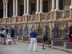 Turistas pasean por la Plaza de Espa&ntilde;a en Sevilla.