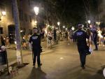 La Guardia Urbana de Barcelona desaloja a personas que hacían botellón en el paseo del Born, este verano.